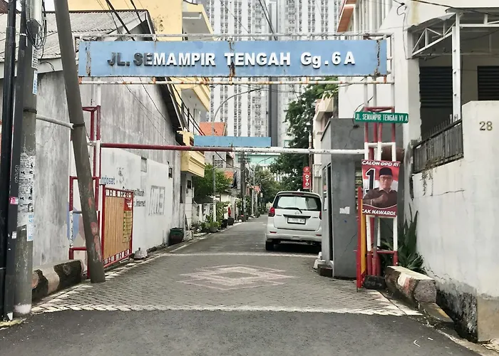 Gangnam Style Residence Mitra RedDoorz near MERR Surabaya